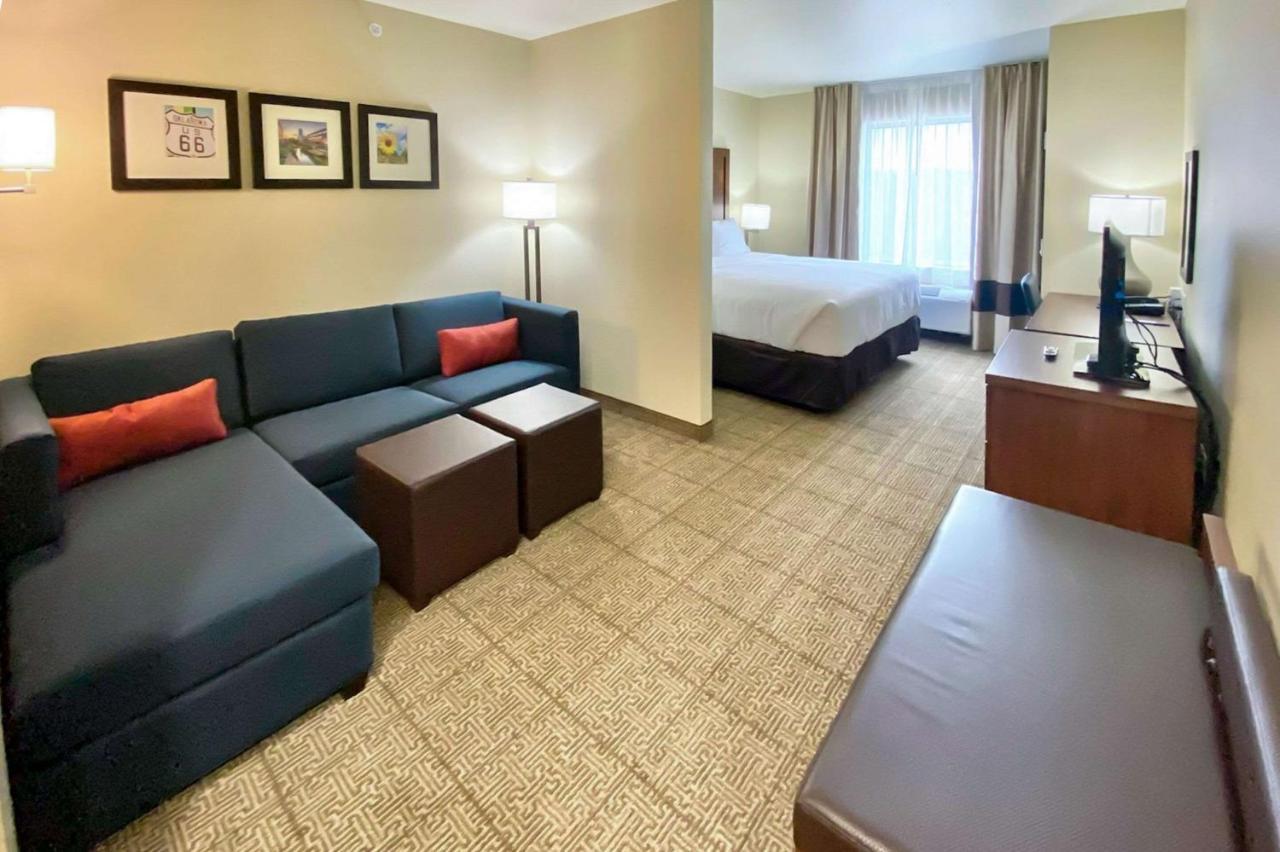 Choctaw Comfort Inn & Suites Harrah מראה חיצוני תמונה